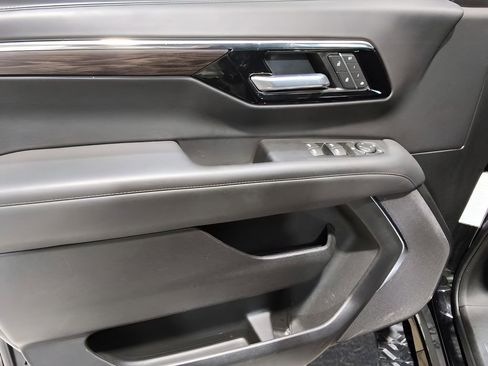 Used 2025 Chevrolet Suburban Z71 AWD/4WD image 13