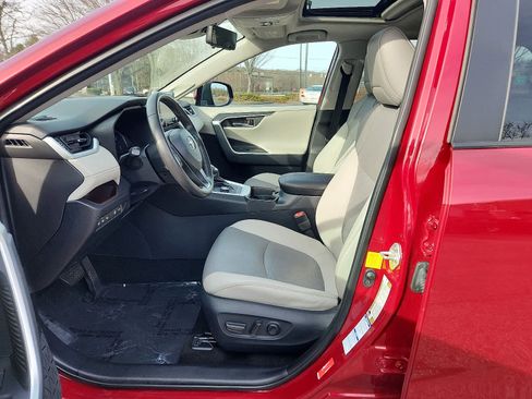 Used 2019 Toyota RAV4 Limited image 15