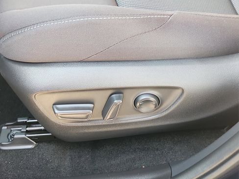 Certified 2023 Toyota Venza LE image 12