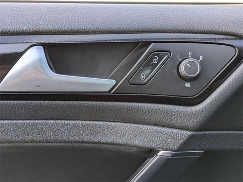 Used 2017 Volkswagen GTI SE image 11