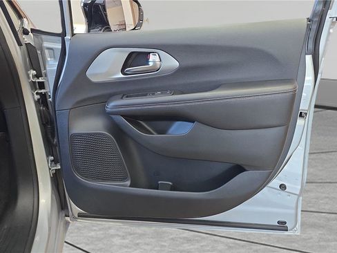 Used 2026 Chrysler Pacifica Limited image 28