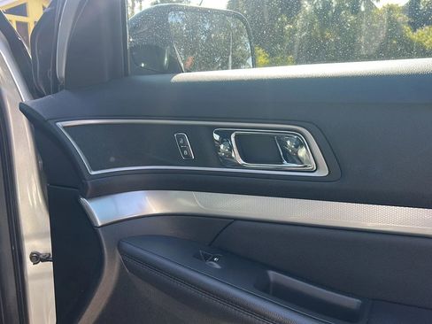 Used 2017 Ford Explorer XLT w/ Equipment Group 202A image 6