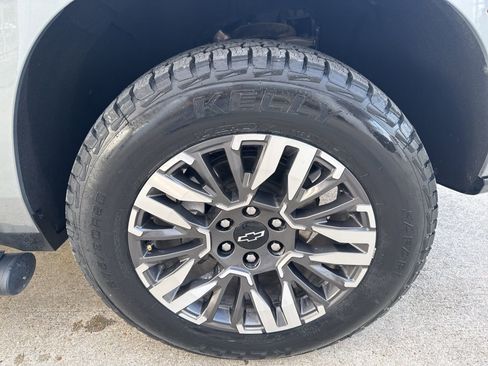 Used 2025 Chevrolet Suburban Z71 image 11