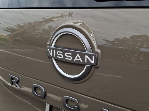 Certified 2025 Nissan Rogue SV image 30
