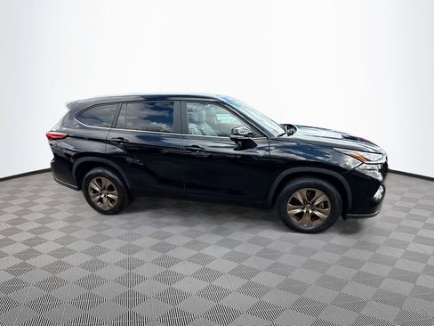 Used 2023 Toyota Highlander Bronze Edition image 5