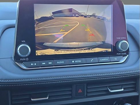 Used 2025 Nissan Rogue SV FWD image 27
