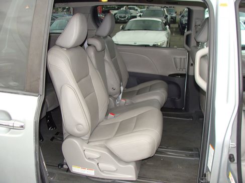 Used 2019 Toyota Sienna XLE w/ XLE Navigation Package FWD image 12