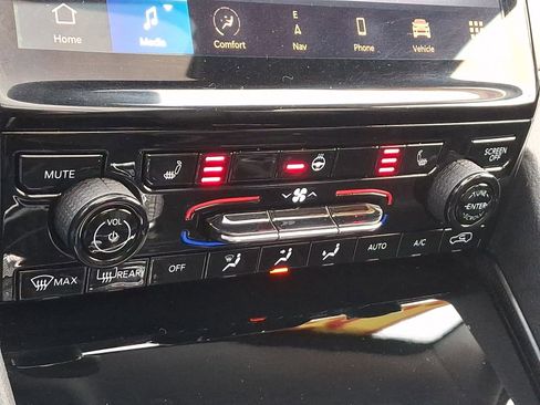 Used 2023 Jeep Grand Cherokee Limited image 16