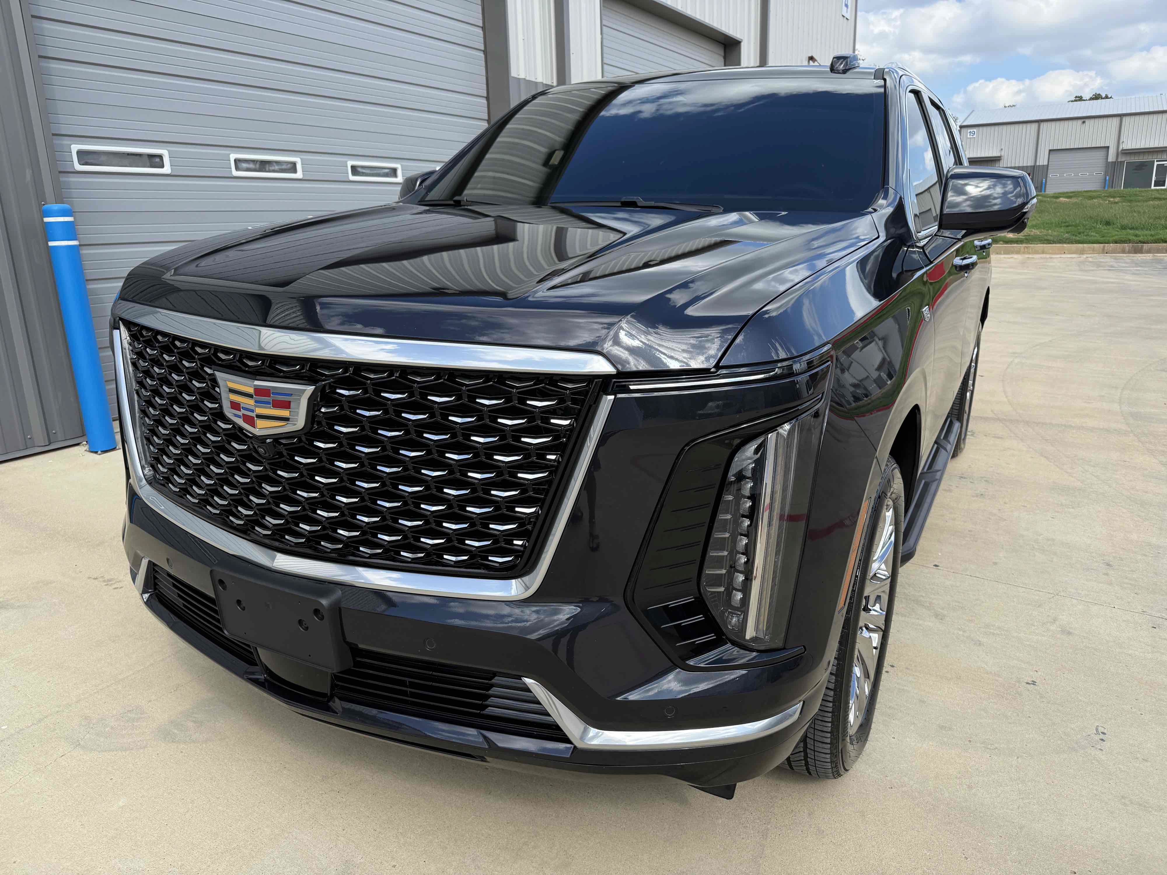 Used 2025 Cadillac Escalade Premium Luxury AWD/4WD image 8
