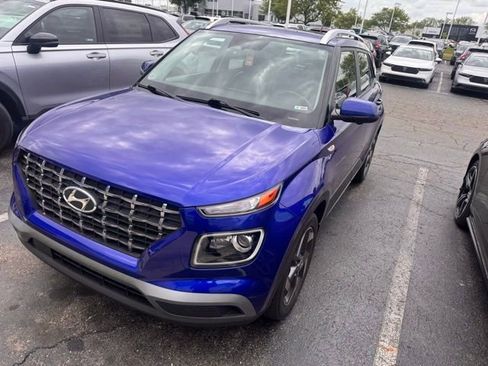 Used 2023 Hyundai Venue Limited FWD image 10