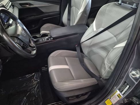 Used 2025 Toyota Camry SE FWD image 12