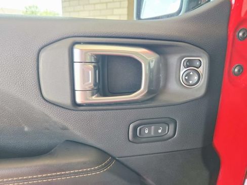 Used 2025 Jeep Wrangler Unlimited Sahara AWD/4WD image 36