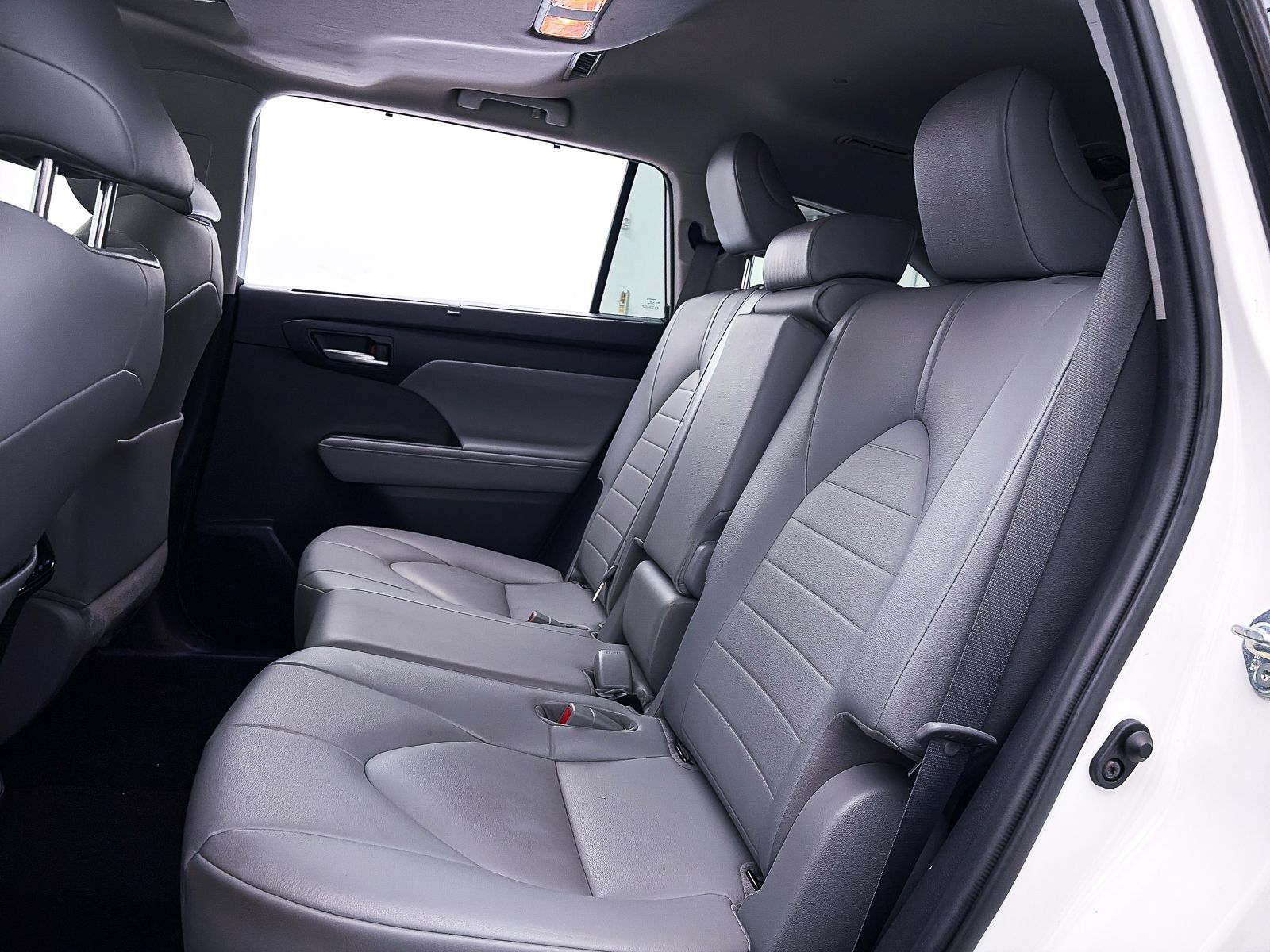 Used 2020 Toyota Highlander XLE AWD/4WD image 34