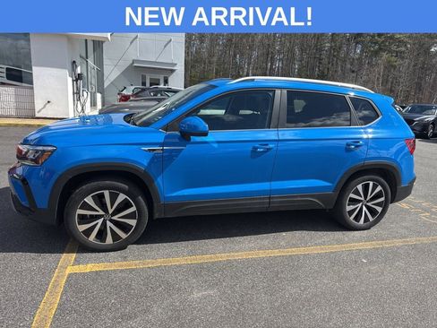 Used 2023 Volkswagen Taos SE w/ Panoramic Sunroof Package image 3