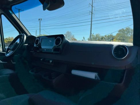 Used 2022 Mercedes-Benz Sprinter 2500 image 22