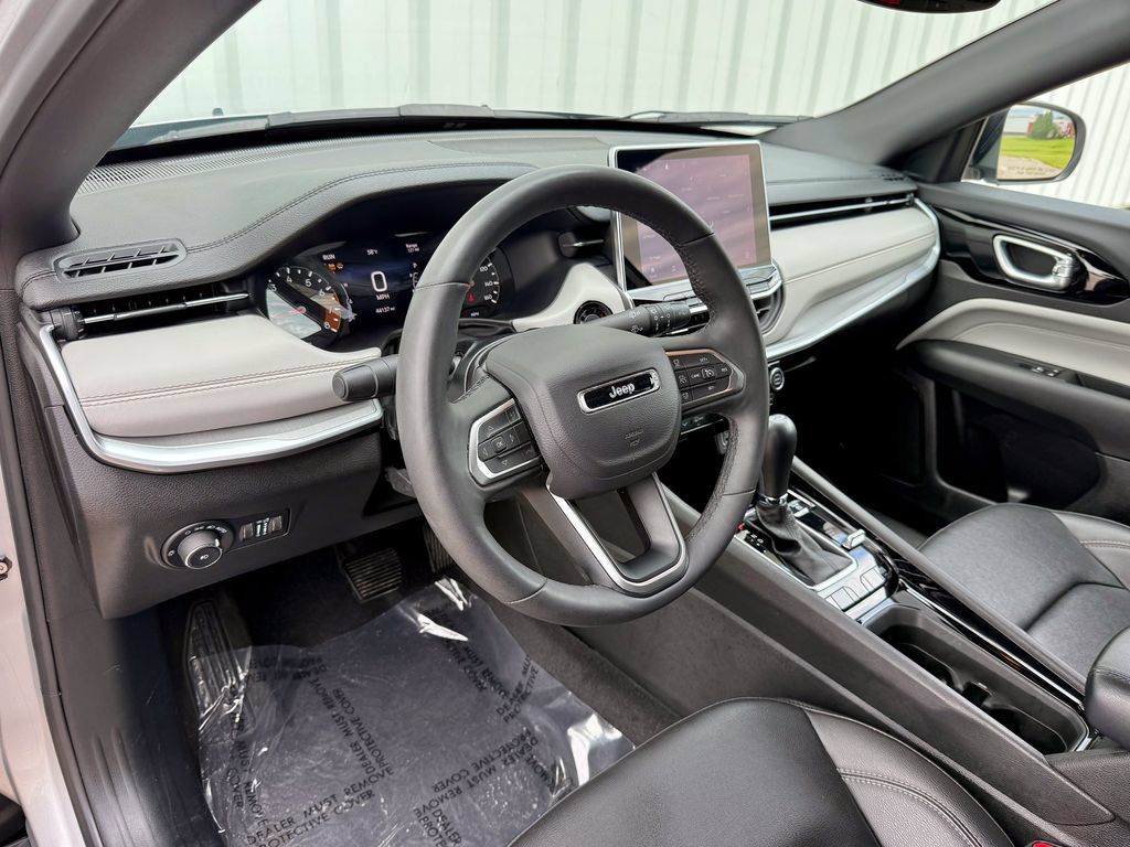 Used 2025 Jeep Compass Limited AWD/4WD image 10