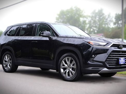 Used 2024 Toyota Grand Highlander AWD image 3