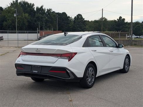 Used 2024 Hyundai Elantra SEL image 3