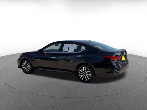 Used 2025 Nissan Altima 2.5 SV FWD image 10