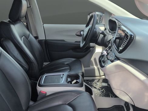 Used 2023 Chrysler Pacifica Touring-L FWD image 30