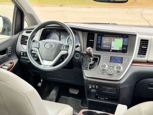 Used 2017 Toyota Sienna Limited Premium image 27