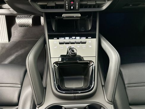 Certified 2025 Porsche Cayenne image 24