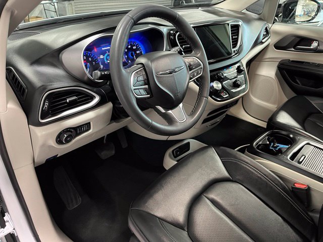 Used 2024 Chrysler Pacifica Touring-L FWD image 17