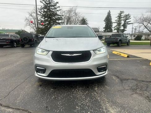 Used 2024 Chrysler Pacifica Limited FWD image 3