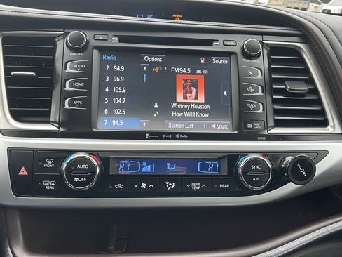 Used 2019 Toyota Highlander XLE image 40