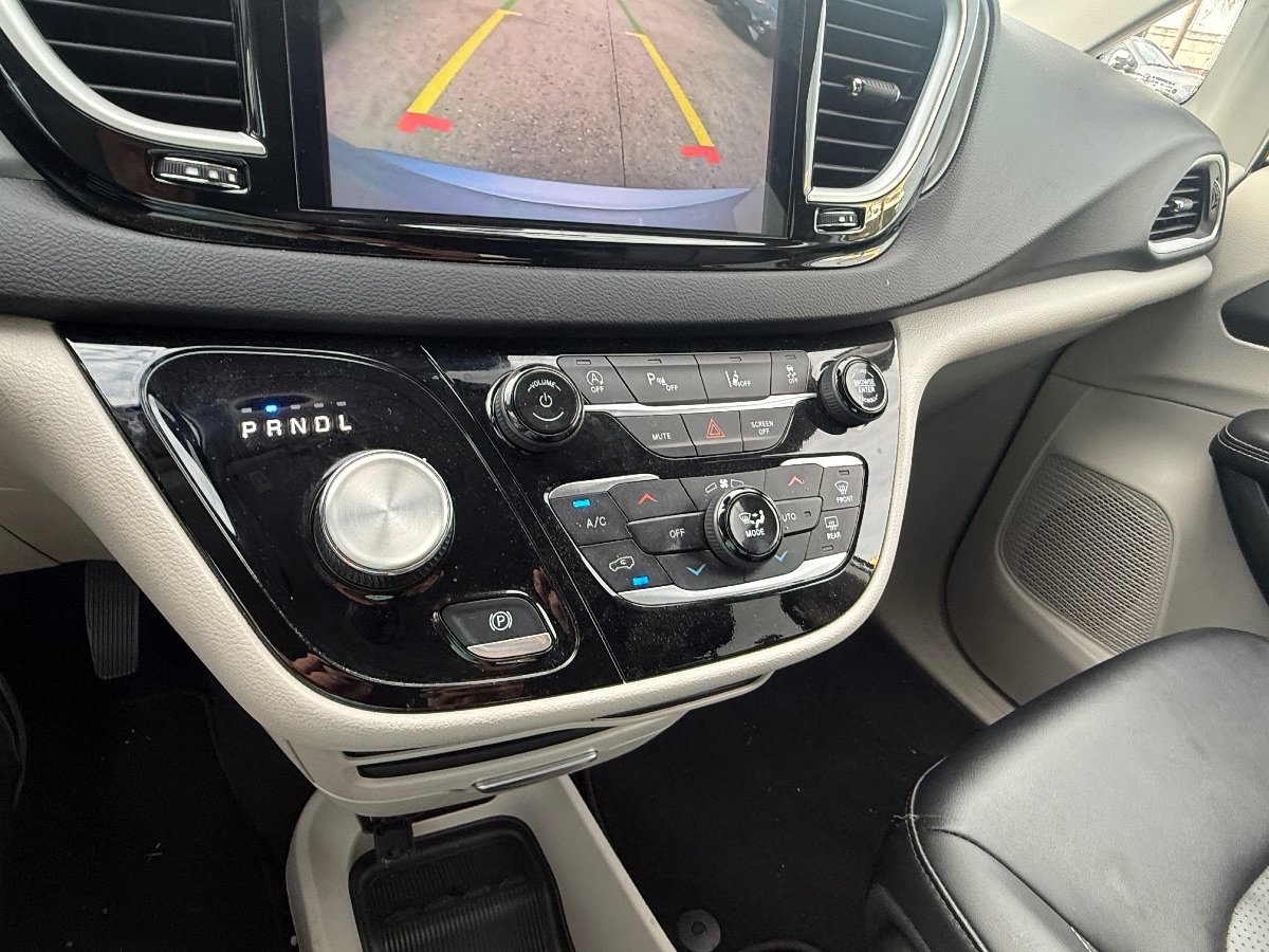 Used 2024 Chrysler Pacifica Touring-L FWD image 29