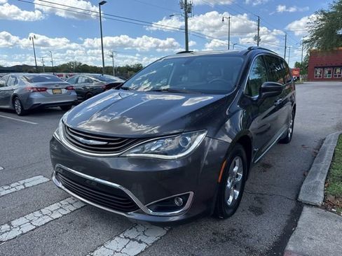 Used 2018 Chrysler Pacifica Touring-L image 4