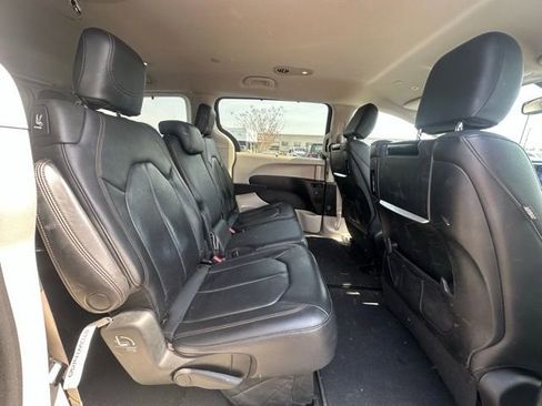 Used 2018 Chrysler Pacifica Touring-L Plus image 30