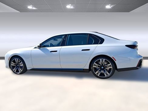 New 2026 BMW 750e xDrive w/ Premium Package image 2