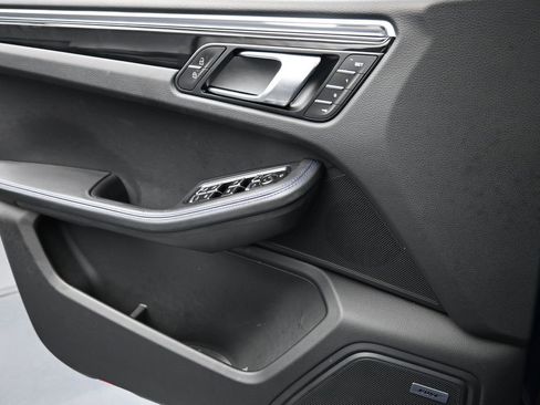 Certified 2025 Porsche Macan AWD/4WD image 25