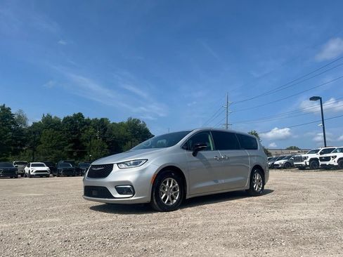 Used 2024 Chrysler Pacifica Touring-L FWD image 2