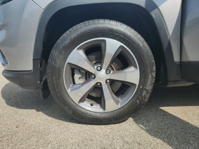Used 2019 Jeep Cherokee Limited AWD/4WD image 26