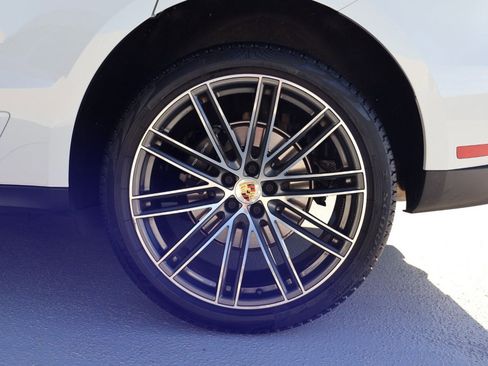 Certified 2025 Porsche Macan image 27