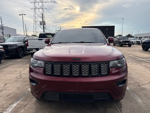 Used 2017 Jeep Grand Cherokee Altitude AWD/4WD image 2