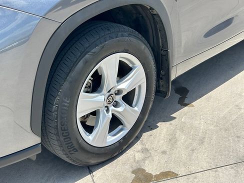 Used 2023 Toyota Highlander LE FWD image 9
