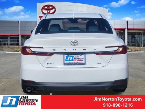 Used 2025 Toyota Camry SE w/ Convenience Package image 7