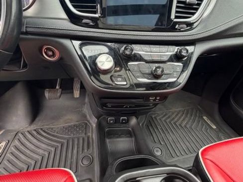 Used 2020 Chrysler Pacifica Limited w/ Quick Order Package 27H Red S FWD image 11