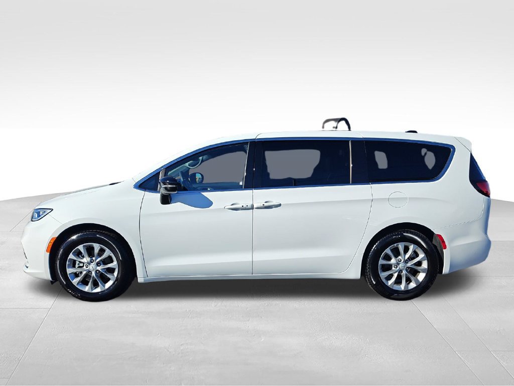 Used 2026 Chrysler Pacifica Limited FWD image 2