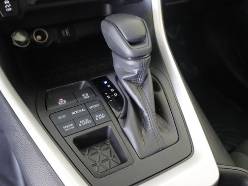 Used 2025 Toyota RAV4 LE AWD/4WD image 16