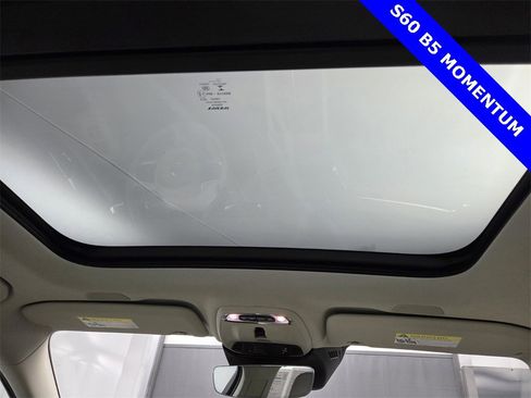 Used 2022 Volvo S60 B5 Momentum image 13