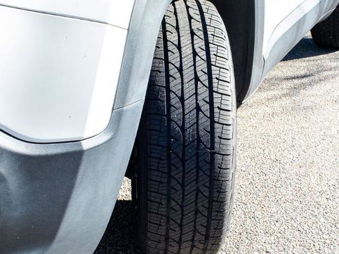 Used 2018 Jeep Renegade Latitude w/ Popular Equipment Group image 9