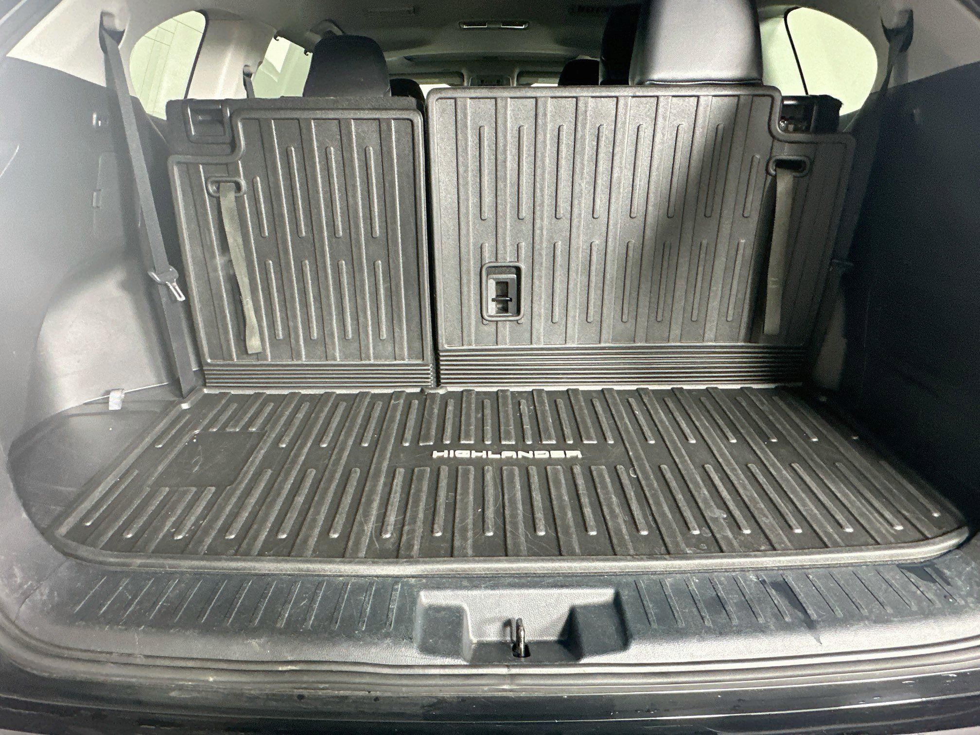 Used 2022 Toyota Highlander XLE FWD image 29