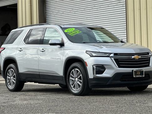 Used 2022 Chevrolet Traverse LT image 3