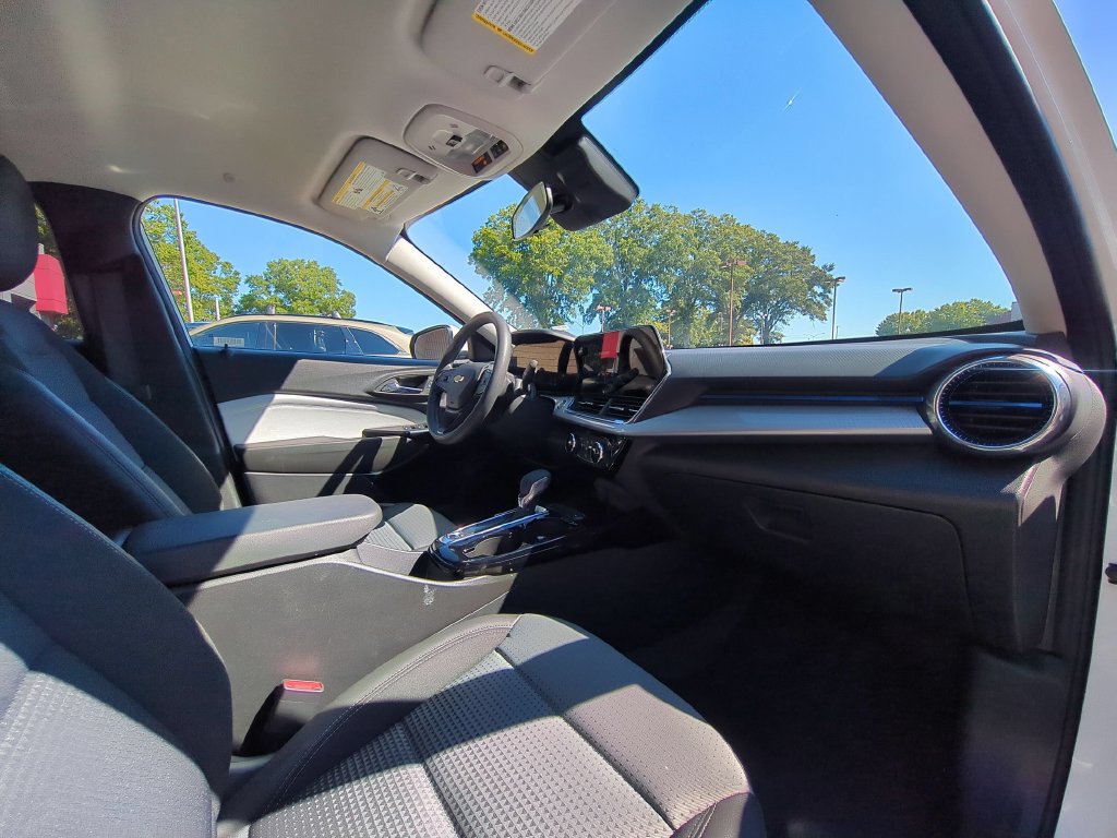 Used 2026 Chevrolet Trax LT FWD image 28