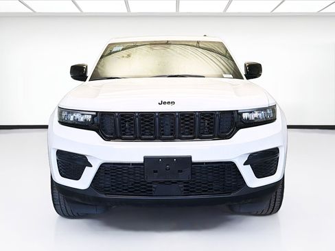 Used 2023 Jeep Grand Cherokee Altitude image 2