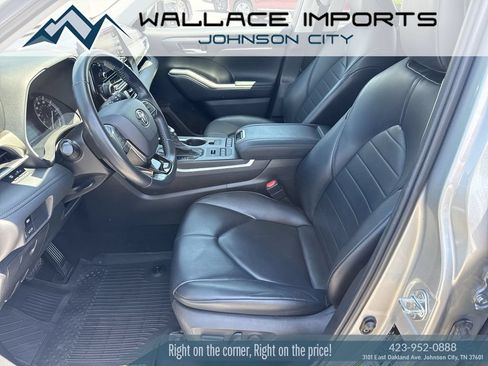 Used 2021 Toyota Highlander XLE AWD/4WD image 14